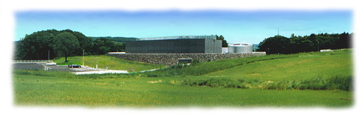 足寄動物化石博物館は、緑に囲まれた丘の上にあります。